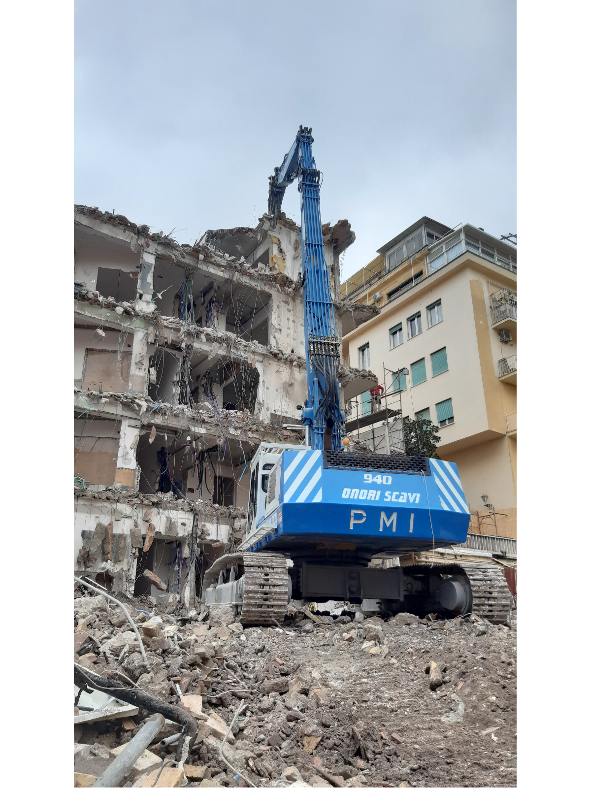 Demolizione con escavatore con braccio demolition da 24mt dotato di pinza demolitrice del Duke Hotel