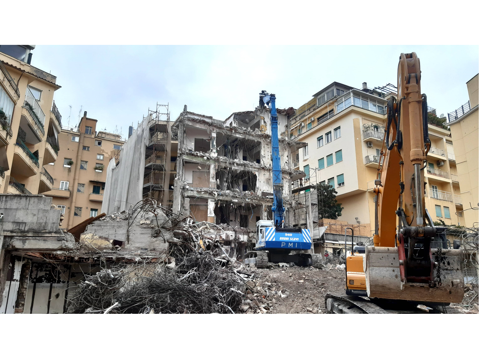 Demolizione Duke hotel e cinema Archimede Roma Parioli con escavatore dotato di braccio demolition da 24mt